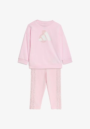Tuta da bambino rosa chiaro con felpa a maniche lunghe con stampa di gatto leopardato e pantaloni con strisce laterali leopardate abbinate.