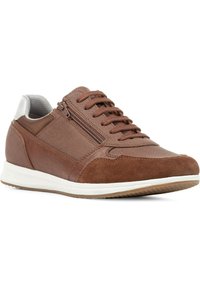 Zapatilla de cuero marrón y ante con cordones, cremallera lateral, suela blanca y cuello de tela gris acolchado, vista en ángulo sobre fondo blanco.