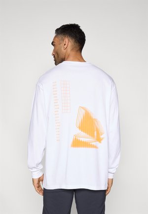 T-shirt blanc à manches longues avec des graphismes abstraits orange et des motifs numériques au dos. Confectionné en coton avec une coupe décontractée.