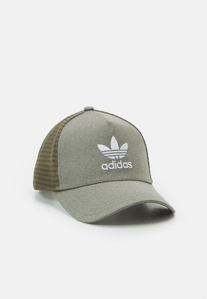 Casquette de baseball verte Adidas avec un logo blanc à l’avant et un panneau en mesh à l’arrière, présentée sur un fond uni.
