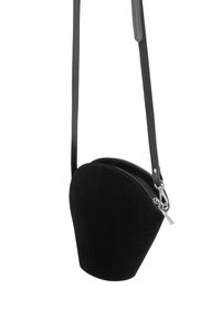 Borsa a tracolla in suede nero con una forma arrotondata e affusolata. Presenta una chiusura con zip e una sottile tracolla in pelle nera.