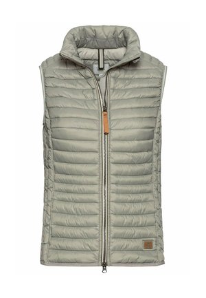 Gilet matelassé gris clair avec col montant, design en matelassage vertical, fermeture éclair à l'avant et accent en cuir sur la tirette de la fermeture.