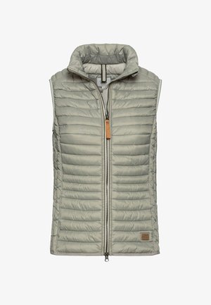 Gilet matelassé gris clair avec col montant, design en matelassage vertical, fermeture éclair à l'avant et accent en cuir sur la tirette de la fermeture.