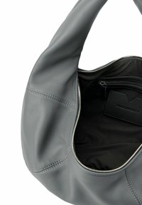 Borsa a spalla in pelle grigia dal design elegante, con chiusura zip e rivestimento in tessuto nero. Texture liscia e forma curva.