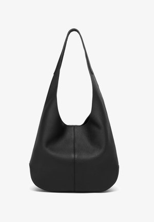 Czarna skórzana torba hobo o gładkiej, textured powierzchni. Posiada szeroki pasek oraz luźny, zaokrąglony kształt z centralnym detalem szwu.