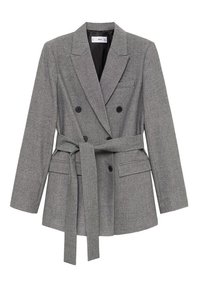 Blazer gris croisé avec boutons noirs, manches longues, revers crantés, deux poches avant à rabats et une ceinture en tissu assortie à la taille.
