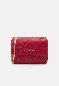 Borsa a tracolla in pelle rossa trapuntata con tracolla in catena dorata, presenta una chiusura a pattina e un logo metallizzato sul frontale. Texture liscia con motivo a diamante.