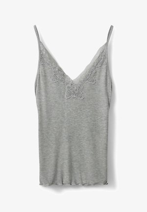 Svetlošedý top na ramienka s rebrovanou textúrou, s čipkovým lemovaním okolo výstrihu do V a vlnitým lemom. Nastaviteľné ramienka.