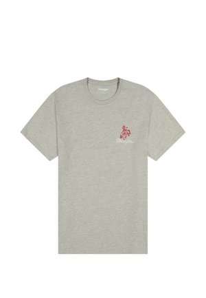 Grijs katoenen t-shirt met een rood grafisch logo op het linkerborstgebied. Klassieke ronde hals en korte mouwen met een normale pasvorm.