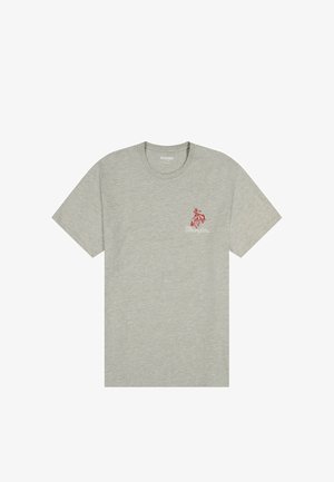 Graues Baumwoll-T-Shirt mit einem roten Grafik-Logo auf der linken Brustseite. Klassischer Rundhalsausschnitt und kurze Ärmel mit regulärer Passform.