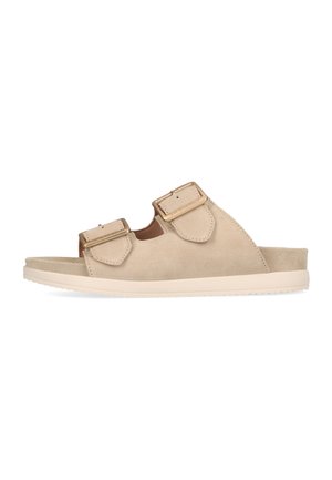 Beige Wildledersandale mit zwei verstellbaren Riemen und metallischen Schnallen, flache Sohle mit strukturiertem Grip, abgerundete Zehen und offenes Rückendesign.