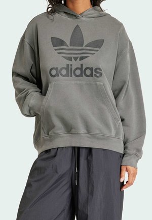 Grijze hoodie met een groot zwart Adidas-logo en drie strepen ontwerp. Het heeft een kangoeroezak en een capuchon met trekkoord.