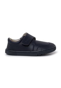 Chaussure pour enfant en cuir noir avec un talon rembourré, un embout arrondi, une semelle en caoutchouc texturé et une fermeture à bande velcro ajustable sur fond blanc.