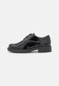 Schwarze Lackleder-Oxford-Schuhe mit Brogue-Details, Schnürdesign und einer klobigen Gummisohle. Glatte Textur mit glänzendem Finish.