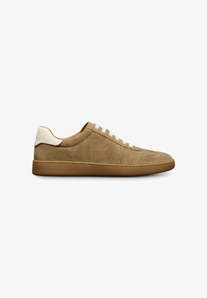 Suede sneakers in light brown with white laces and a textured white heel cap. Features a clean design and a smooth rubber sole.