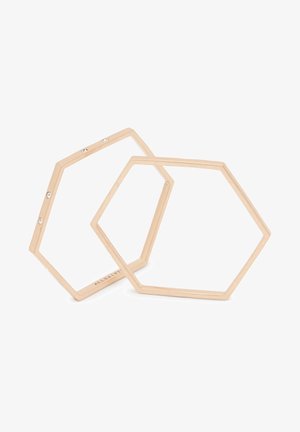 Deux bracelets ouverts en forme d’hexagone en or rose, dont l’un avec de petits cristaux incrustés, présentés sur fond blanc.