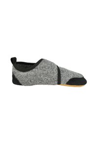 Grijze gevoelden slipper met zwarte accenten, ronde neus, elastische opening, en een zachte zool met een lichtbruine antislip onderkant.