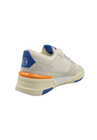 Cremefarbene Wildleder- und Leder-Sneaker mit blauen Akzenten, oranger Fersendetail, strukturiertem Zunge und durchlöchtem Seitenteil für Atmungsaktivität.