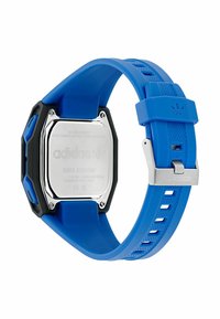 Orologio sportivo blu resistente agli urti con retro in acciaio inossidabile, cinturino in silicone testurizzato e dettagli in argento. Presenta il logo del marchio sul quadrante e sul cinturino.