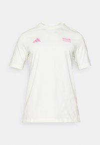 Tricou alb din bumbac, cu mâneci scurte, guler rotund, logo Adidas roz și textul "BMW Berlin Marathon" în roz pe piept.