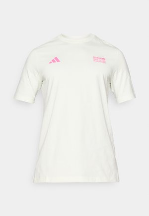 T-shirt en coton blanc avec manches courtes, col rond, logo Adidas rose et texte "BMW Berlin Marathon" en rose sur la poitrine.