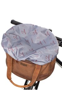 Bruine leren fietstas met korte handvatten, voorzien van een lichtblauwe waterdichte hoes aan de binnenkant, bedrukt met rode ontwerpen en het woord "waterdicht."