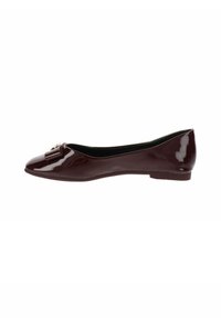 Ballerine in pelle patinata bordeaux scuro, con punta arrotondata e un dettaglio a fiocco decorativo sulla parte anteriore, suola piatta e texture liscia.