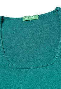 Tyrkysový svetr s širokým výstřihem, vyrobený z měkké bavlny. Obsahuje zelenou etiketu s brandingem "United Colors of Benetton".