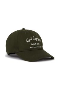 Casquette de baseball en coton vert olive avec texte brodé blanc indiquant "Karl Lagerfeld Le Côte D'Azur FRENCH RIVIERA", dotée d'une visière incurvée.