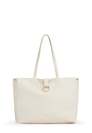 Borsa a tracolla color crema con spallacci lunghi, chiusura a anello dorata sul davanti e forma rettangolare che riposa su una superficie bianca.
