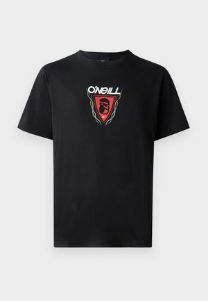 Schwarzes Baumwoll-T-Shirt mit einem zentralen roten Schild-Logo, einem schwarzen grafischen Kopf und weißem "O'Neill"-Text sowie dekorativen silbernen Akzenten.