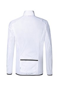 Leichte weiße Jacke aus glattem, wasserabweisendem Stoff. Verfügt über einen hohen Kragen, lange Ärmel und einen schwarzen Akzent auf der Rückentasche.