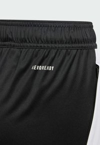 Melnas sporta šortas ar strukturētu audumu, aprīkotas ar elastīgu jostu un baltām akcentiem. Redzama "AEROREADY" logo.