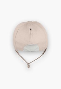 Lys beige barnehatt laget av stoff med rund topp, sideaksenter i lys grå, og en justerbar stropp bak.