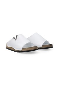 Witte schuifsandalen met een open teen, voorzien van een gebogen zilverkleurig accent en een gestructureerde bruine zool met een zwarte rubberen onderkant.