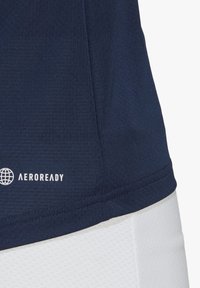 Marinblå AEROREADY träningsskjorta med slät textur, rundad nederkant och vit logotypdetalj i nedre vänstra hörnet.