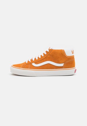 Orange højtop Vans sneaker med hvide snørebånd, hvid sidestribe, hvid sål og hvid hælkrave mod en ensfarvet lys baggrund.