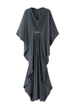 Graues Kaftankleid aus fließendem Stoff, mit V-Ausschnitt, plissiertem Vorderteil und goldenem Akzent an der Taille. Lockerer, drapierter Schnitt.