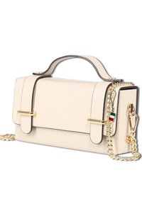 Cremfarbene Lederhandtasche mit Henkeln, goldfarbener Kettenriemen, goldfarbenen Beschlägen und kleinem Charm in Grün, Weiß und Rot.