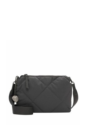 Sac à bandoulière en tissu matelassé noir avec fermeture à glissière, bandoulière réglable et détail en charme métallique. Présente un motif en diamant et une texture lisse.