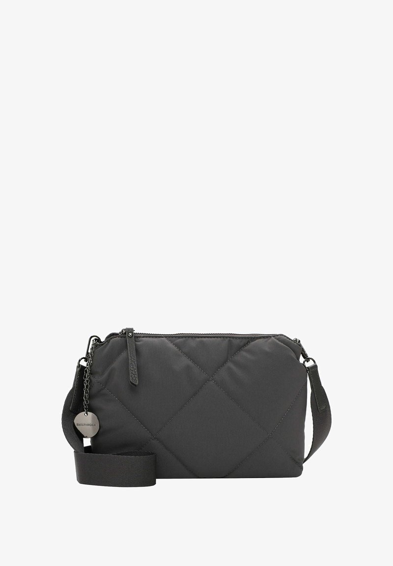 Schwarze, gesteppte Stoff-Crossbody-Tasche mit Reißverschluss, verstellbarem Riemen und metallischem Charm-Detail. Verfügt über ein Rautenmuster und eine glatte Textur.