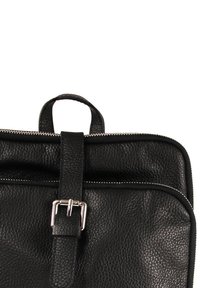 Zwarte leren tas met een gestructureerd oppervlak, zilveren rits en een band met een metalen gesp. Handvat aan de bovenkant voor draaggemak.