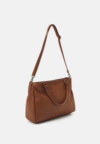 Bruine leren handtas met een gestructureerd ontwerp, dubbele handvatten en een afneembare schouderriem. Voorzien van goudkleurige metalen accenten.