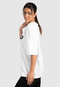 Smilodox UNISEX MACEY FRONT PRINT - Camiseta estampada - weiß