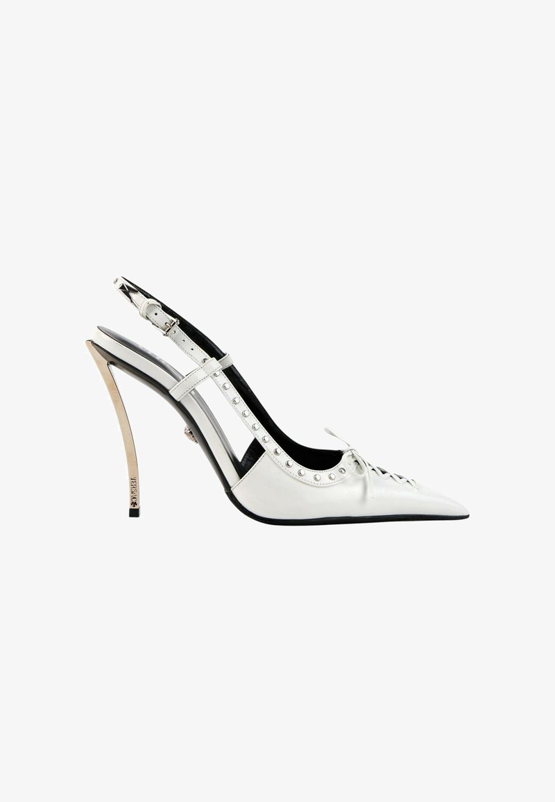 Escarpin blanc à talon haut avec bride arrière, bout pointu, laçage avant, bordure cloutée et talon aiguille fin avec détail de la marque.