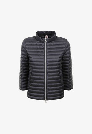 Černá lehká prošívaná bunda s horizontálním prošitím, předním zapínáním na zip, stojatým límcem, tříčtvrtečními rukávy a bočními kapsami.