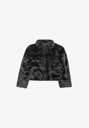 Giacca corta in finta pelliccia nera con colletto alto, due tasche frontali e tessuto morbido e texturizzato, dotata di chiusura con zip.