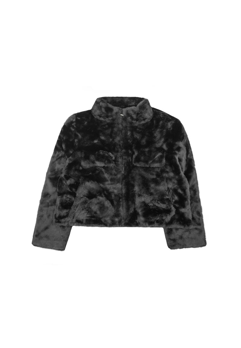 Giacca corta in finta pelliccia nera con colletto alto, due tasche frontali e tessuto morbido e texturizzato, dotata di chiusura con zip.
