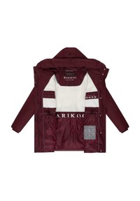 Burgundijas parka jaka ar mīkstu baltu oderi, vairākiem iekšējiem kabatām, regulējamiem auklām un logotipa detaļām iekšpusē.