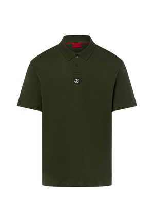 Dunkelgrünes Poloshirt mit kurzen Ärmeln, zwei schwarzen Knöpfen und einem kleinen schwarzen quadratischen Logo mit der Aufschrift "HUGO" auf der Vorderleiste.